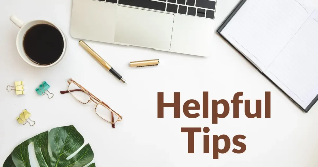 Helpful Tips の文字と、ノートやコーヒーが並ぶデスクのイメージ画像