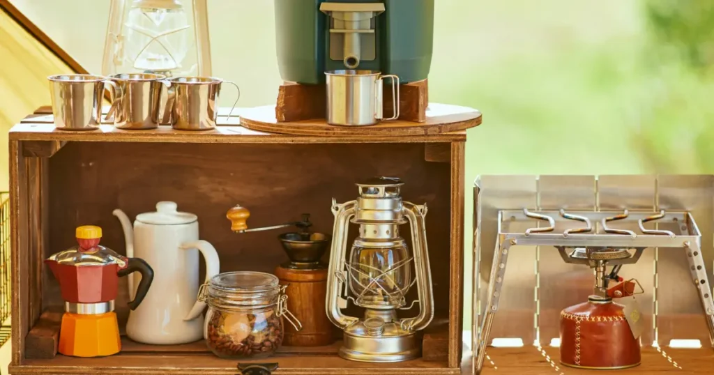 キャンプで使う調理器具やランタンなどのキャンプギアが並べられた棚
